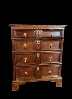 A Beautiful English Charles II (1660-1685 )Oak Chest of Drawers. 17th. Century.
